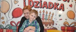 Dzieci pozują do zdjęcia z dziadkami