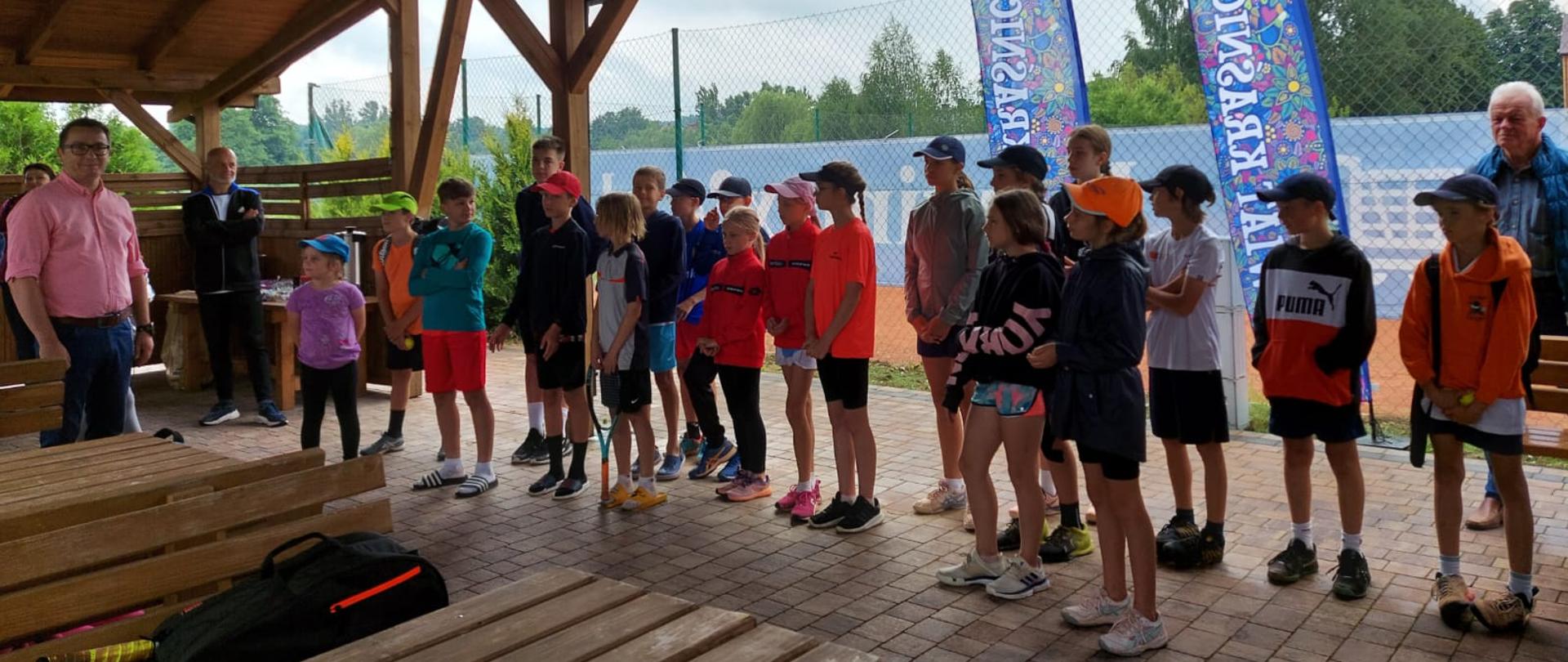 Uczestnicy turnieju. Drugi od lewej: Sekretarz Powiatu Kraśnickiego Łukasz Skokowski