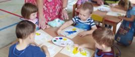 W trakcie malowania - dzieci wspierają Panie nauczycielki