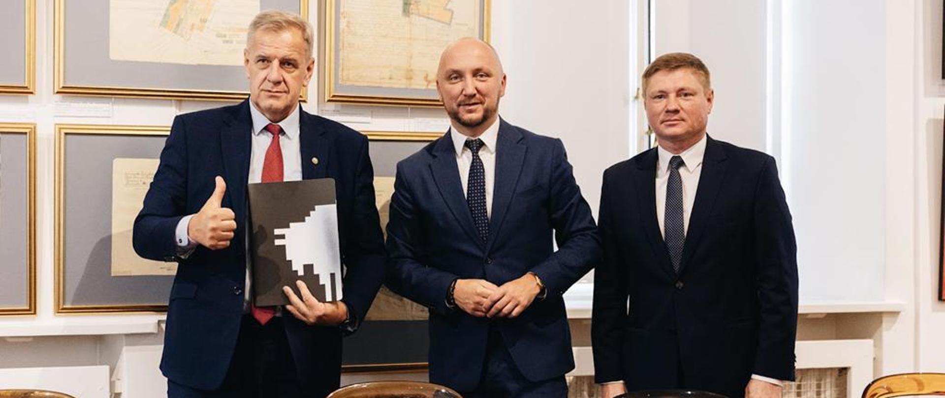 Starosta bielski Sławomir Jerzy Snarski, marszałek województwa podlaskiego Łukasz Prokorym i wicemarszałek Marek Malinowski
