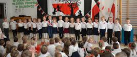 Apel z okazji Święta Niepodległości - przedszkolaki prezentują recital przed rówieśnikami i nauczycielkami
