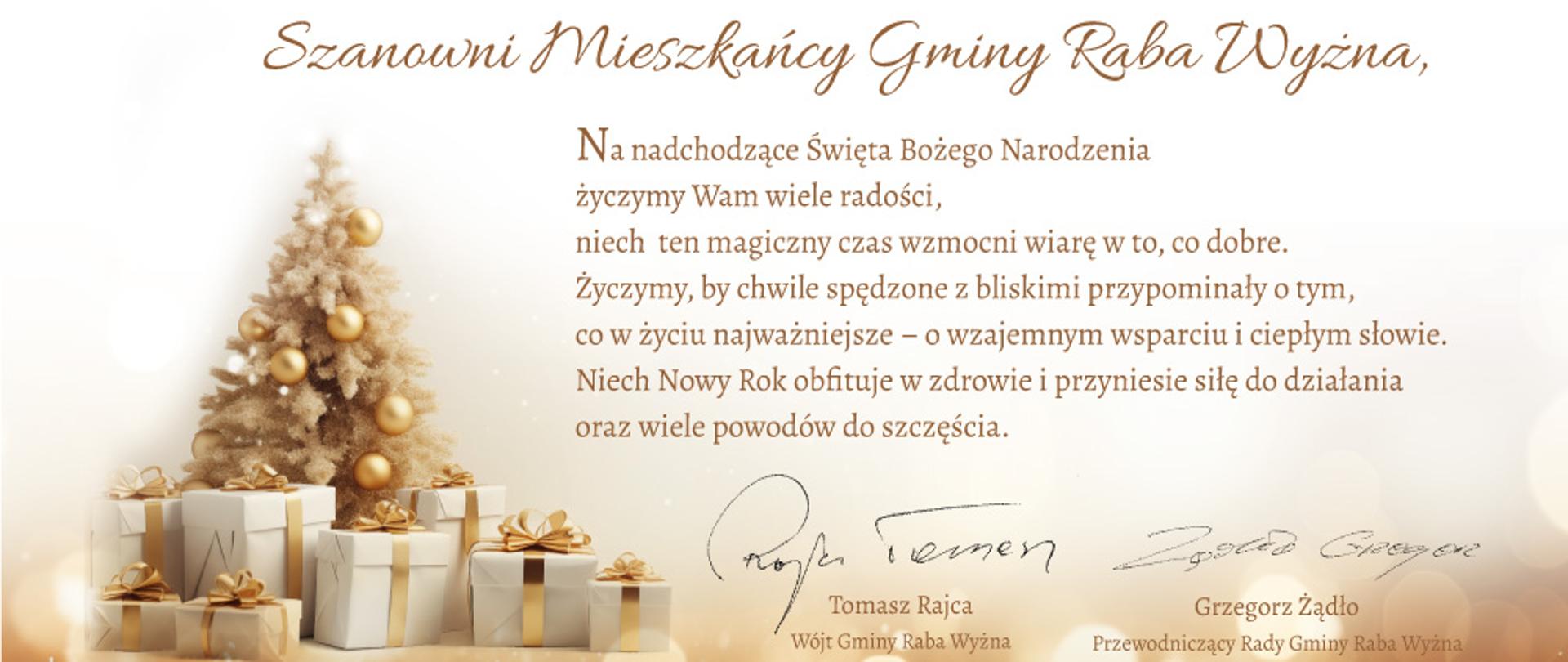 Kartka Bożonarodzeniowa z życzeniami świątecznymi. Dominują kolory złoto i beż. Grafika przedstawia choinkę, a pod choinką prezenty. Kartka jest podpisana odręcznymi podpisami Wójta Gminy Raba Wyżna Tomasza Rajcy oraz Przewodniczącego Rady Gminy Raba Wyżna Grzegorza Żądło. Treść życzeń znajduje się poniżej.