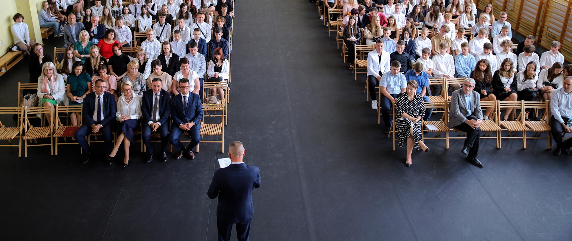 Na zdjęciu znajdują się przedstawiciele władz samorządowych wraz z Dyrektorem Zespołu Szkół nr 1 w Kraśniku oraz cała społeczność Zespołu Szkół nr 1 w Kraśniku. 