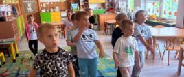 Zajęcia ruchowe - dzieci ćwiczą w sali przedszkolnej
