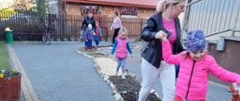 Wspólne zabawy na powietrzu - pokonujemy sensoryczny tor przeszkód