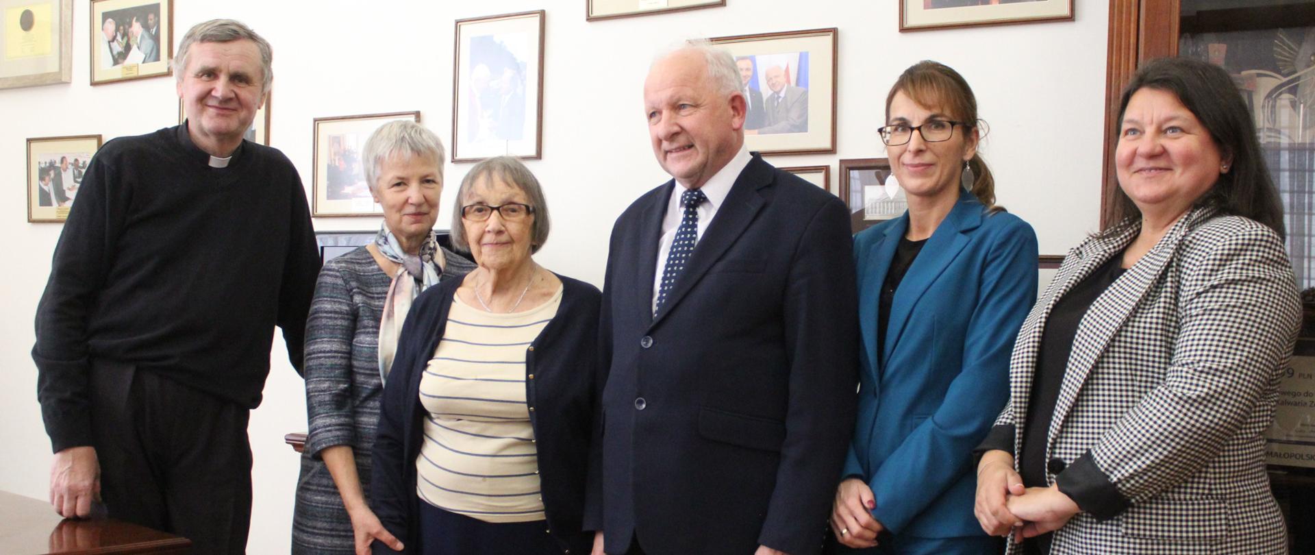 Na zdjęciu - Jadwiga Morawicka, ksiądz dr. Franciszek Płaczek – rezydent Parafii Przenajświętszej Trójcy w Przytkowicach, Burmistrz Miasta Kalwarii Zebrzydowskiej Augustyn Ormanty