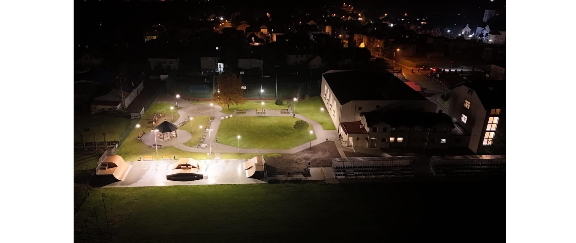 Centrum Sportowo-Rekreacyjne w Pogwizdowie sfotografowane nocną porą przez drona. Widok na oświetlone obiekty