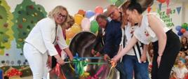 Otwarcie zjeżdżalni wewnętrznej w przedszkolu - moment zdejmowania wstęg