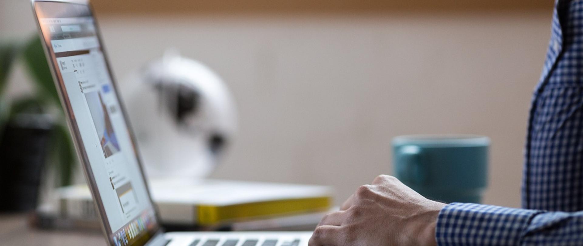 Laptop i użytkownik