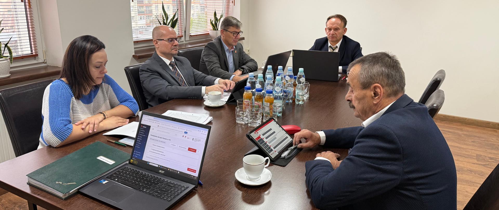 Posiedzenie Zarządu Powiatu w Bielsku Podlaskim. Obradom przewodniczył wicestarosta Piotr Bożko