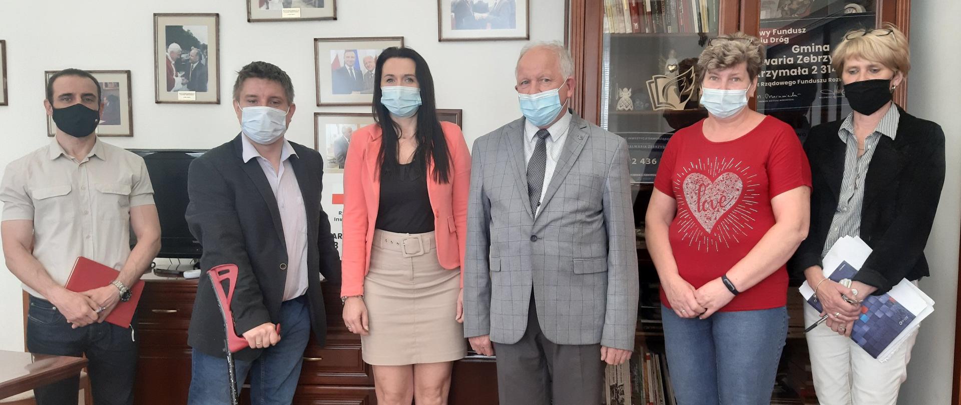 Na zdjęciu od lewej: Andrzej Burdek - Dyrektor CKSiT, Tomasz Guzik - Prezes Fundacji "Wygrajmy siebie", Agnieszka Studnicka kierownik referatu PDG UM Kalwaria, Burmistrz Miasta Augustyn Ormanty, Halina Kaźmierczak - sołtys Podolan, Teresa Wypiór - UM Kalwaria 