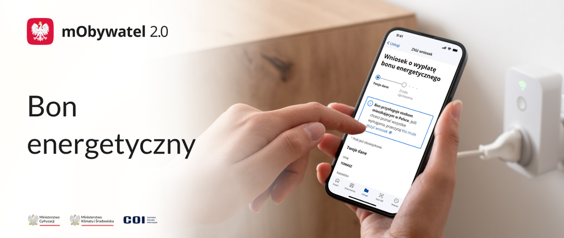 Grafika z napisem bon energetyczny po lewej stronie, po prawej dłonie obsługujące telefon z widocznym na ekranie wnioskiem o wypłatę bonu