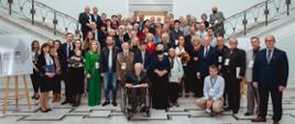 Grupa ludzi stojąca pozujących do zdjęcia
