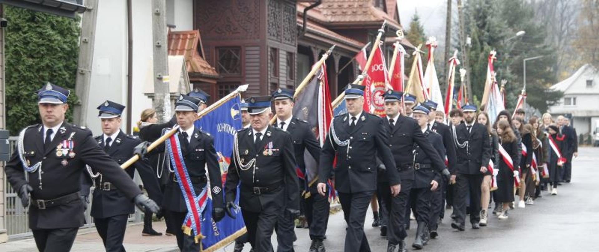 Przemarsz pocztów sztandarowych do pomnika upamiętniającego 100 rocznicę odzyskania niepodległości przez Polskę