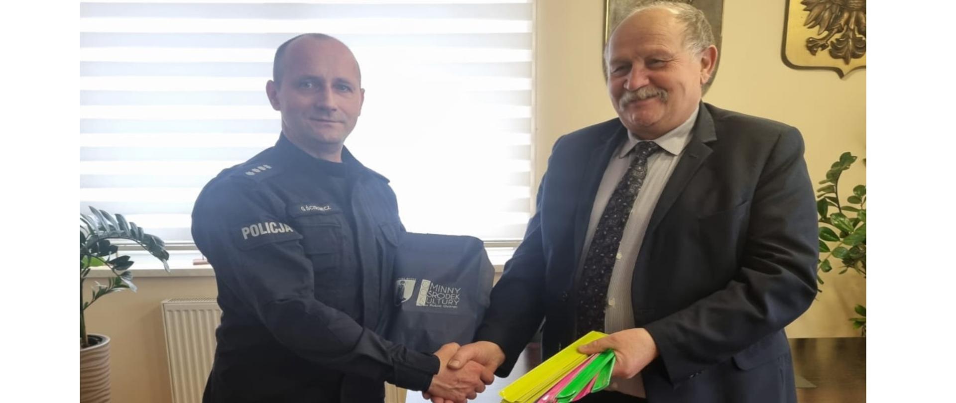 Wójta Gminy Andrzej Dziwisz przekazuje opaski odblaskowe na ręce Komendanta Komisariatu Policji w Rabce Zdrój