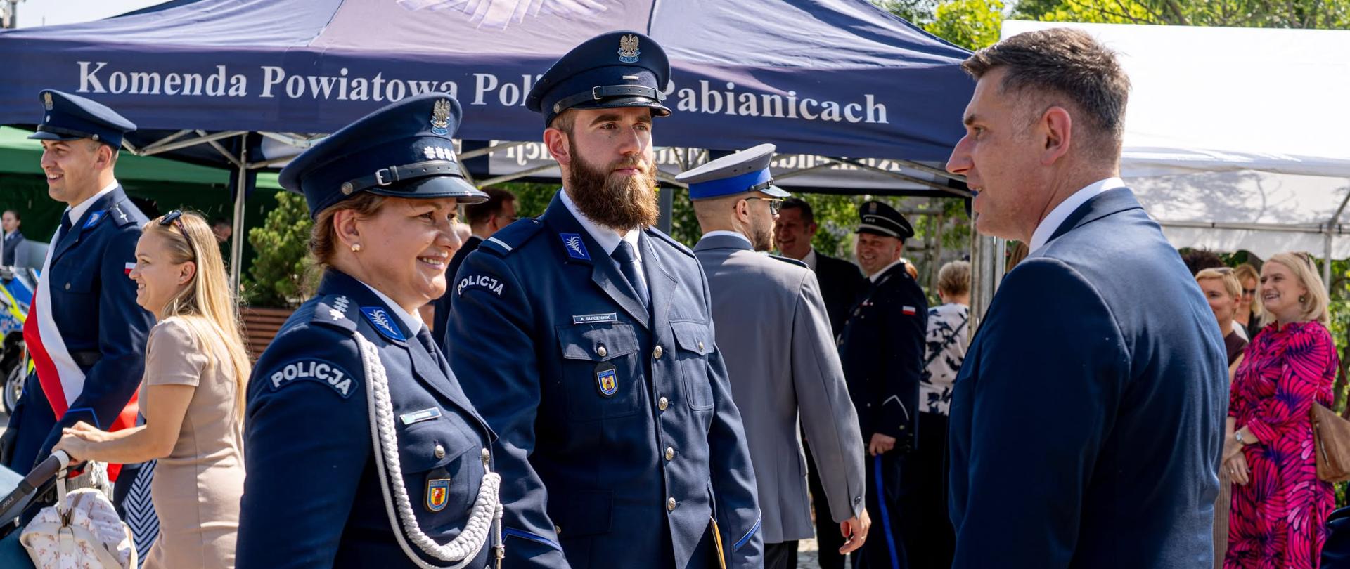 Burmistrz Konstantynowa Łódzkiego rozmawia z funkcjonariuszami Komisariatu Policji w Konstantynowie Łódzkim podczas Powiatowych Obchodów Święta Policji w Pabianicach.