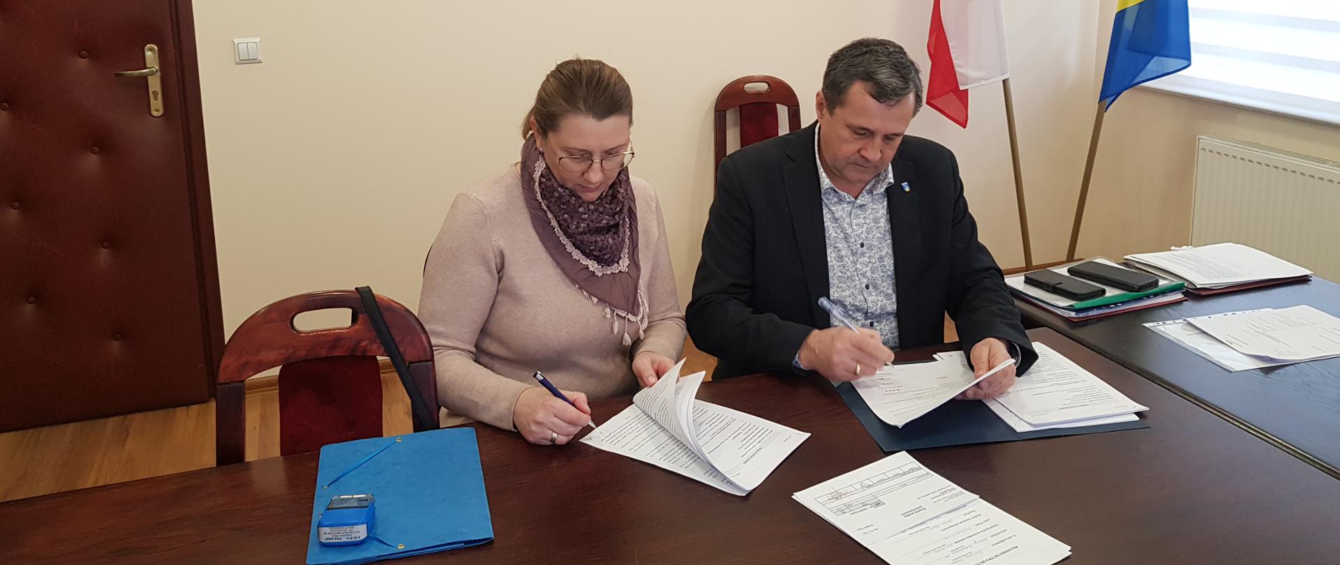 Podpisanie umowy na realizację zadania pn.: Remont drogi gminnej „Zlewnia Mleka – Fudalejówką”w miejscowości Skawa.