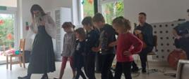 Dzieci biorą udział w zadaniach, wyznaczonych przez artystów
