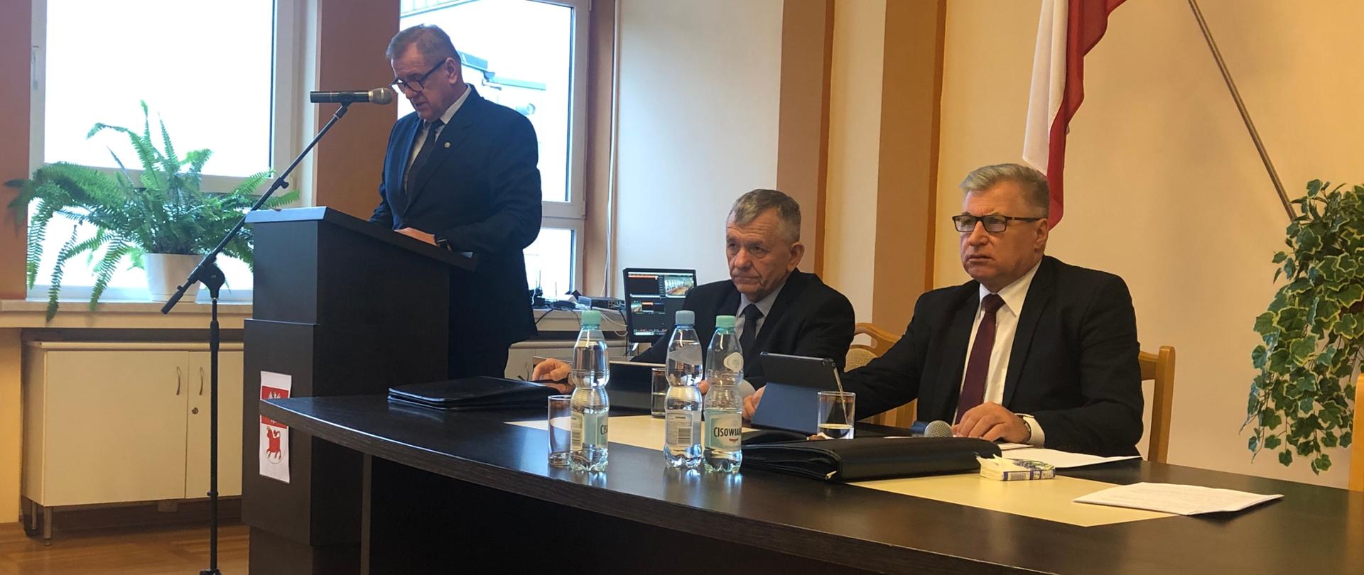 Starosta Sławomir Jerzy Snarski przedstawia radnym projekt budżetu powiatu na 2023 rok