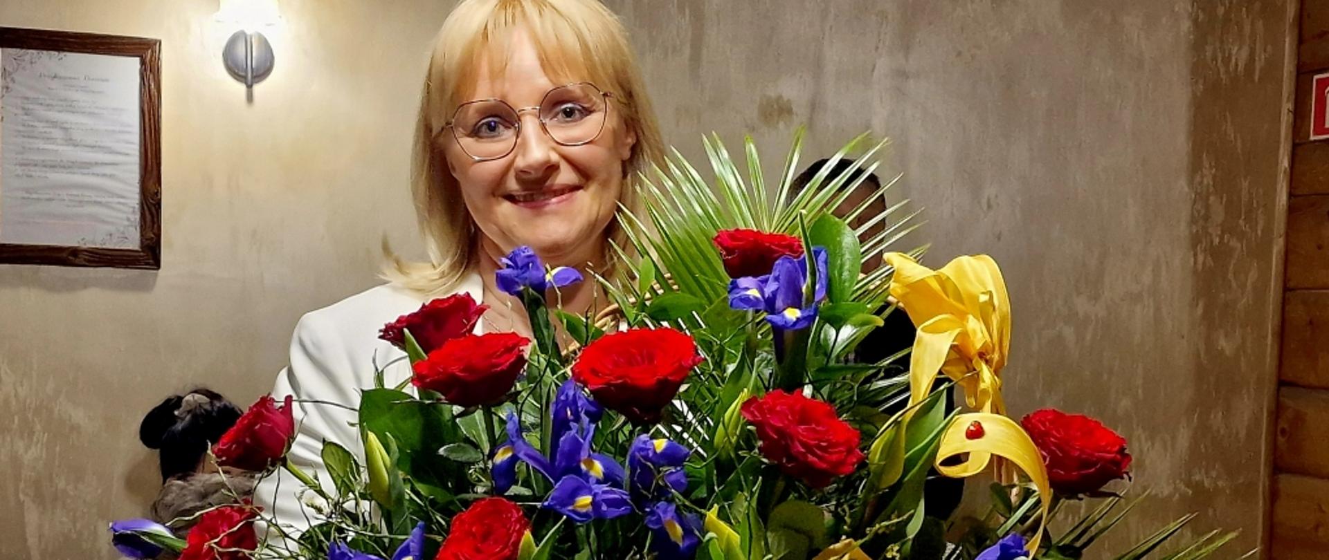 Kobieta z koszem kwiatów 