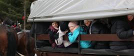 uczestnicy zabawy w dorożce jadą na kiełbaski 