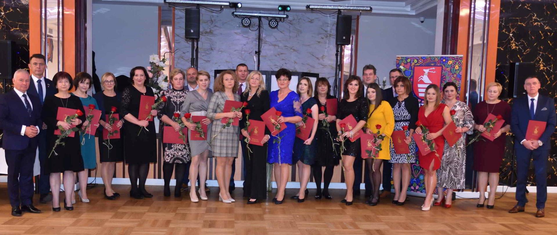 Zdjęcie przedstawia nagrodzonych nauczycieli z okazji Dnia Edukacji Narodowej