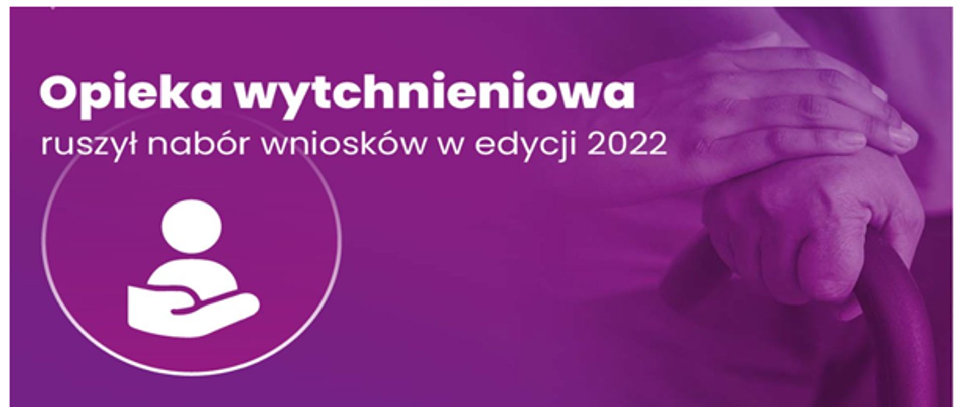 Plansza informacyjna: na fioletowym tle biały napis Opieka wytchnieniowa ruszył nabór wniosków w edycji 2022, poniżej symbol dłoni podtrzymującej ludzką postać, w tle fotografia dłoni zaciśniętej na lasce, na której spoczywa dłoń drugiej osoby