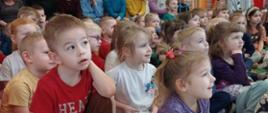 Dzieci oglądają spektakl