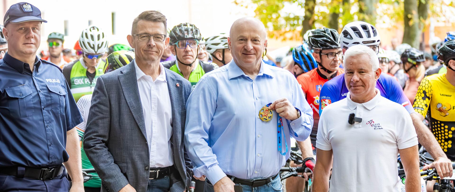 Zawodnicy przed startem wyścigu. Na pierwszym planie stoją od prawej: Wiceprzewodniczący Rady Powiatu w Kraśniku Andrzej Rolla, Marszałek Województwa Lubelskiego Jarosław Stawiarski i Przewodniczący Rady Powiatu w Kraśniku Jacek Dubiel.