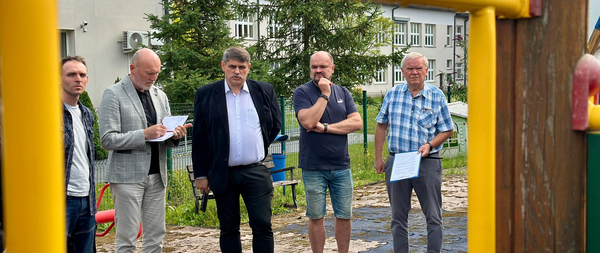 Rozpoczęcie prac przy modernizacji placu zabaw przy Zespole Szkół nr 1 w Kalwarii Zebrzydowskiej
