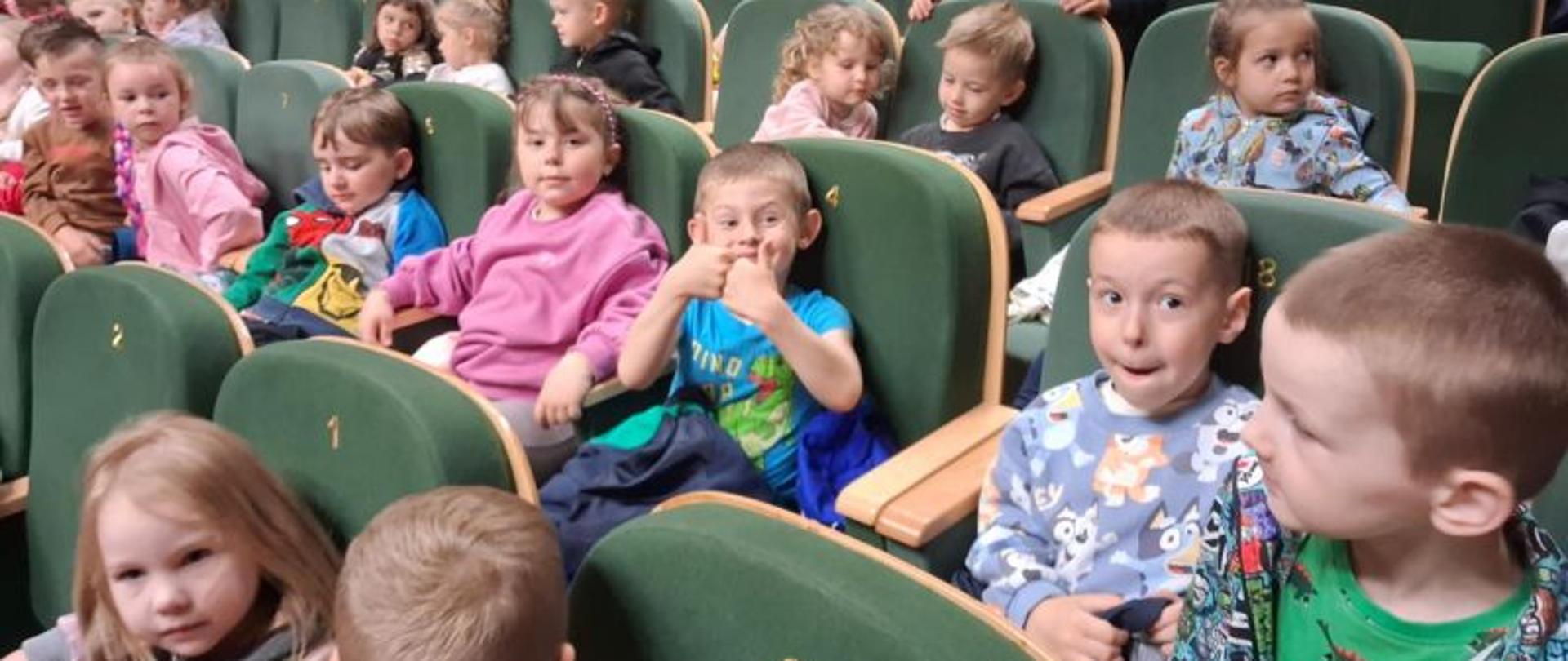 Dzieci oglądają spektakl