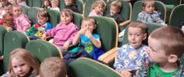 Dzieci oglądają spektakl