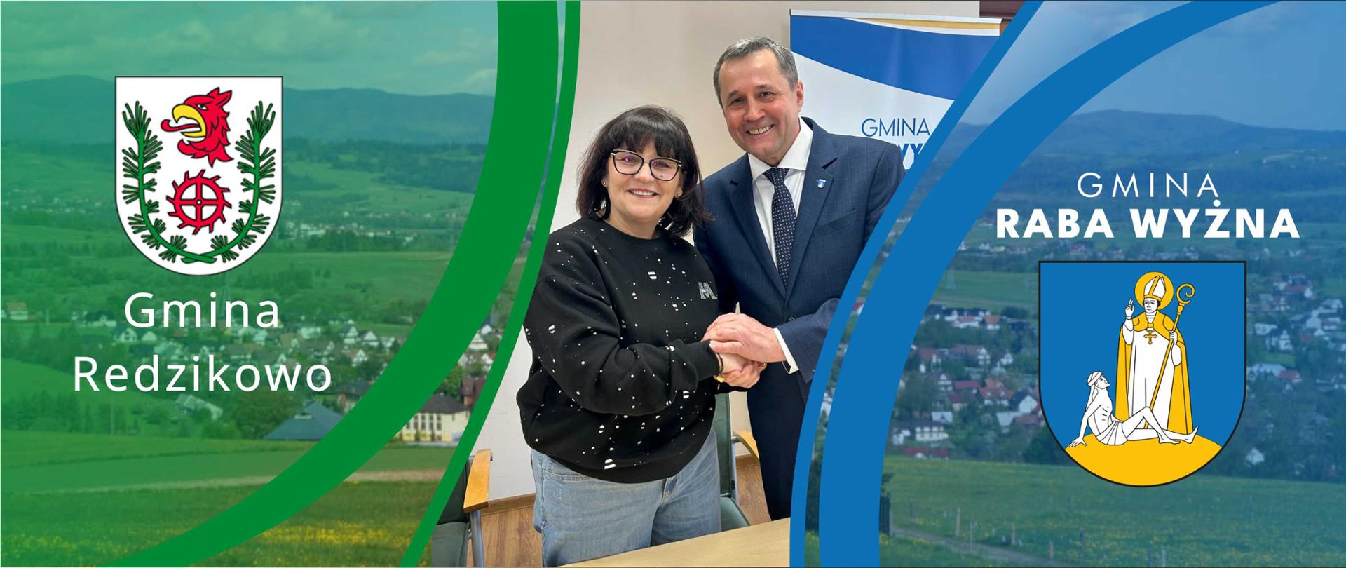 Na zdjęciu dwa herby, pomiędzy nimi dwie osoby, kobieta i mężczyzna ściskające dłonie. W tle widok na naszą gminę.