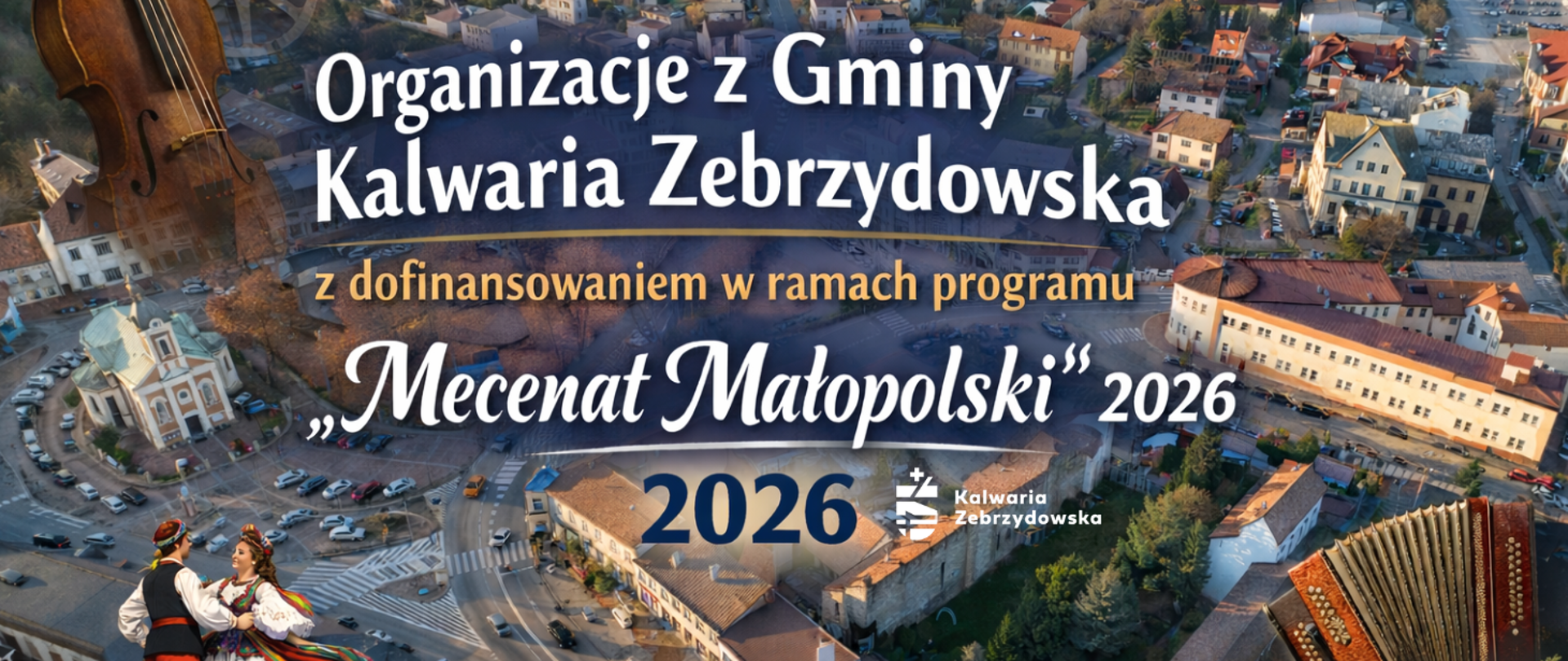 Widok z lotu ptaka na centrum Kalwarii Zebrzydowskiej z charakterystycznym rynkiem i zabudową miejską. Na grafice umieszczono duży napis: „Organizacje z Gminy Kalwaria Zebrzydowska z dofinansowaniem w ramach programu Mecenat Małopolski 2026”. W kompozycji widoczne są elementy kultury i tradycji: skrzypce, akordeon, para w strojach ludowych tańcząca oraz otwarta książka i ogórki symbolizujące lokalne dziedzictwo. W dolnej części znajduje się logo Kalwarii Zebrzydowskiej oraz rok 2026.