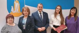 5 osób na tle ścianki z Godłem Gminy Raba Wyżna: od lewej Katarzyna Kania, Beata Kalemba, Tomasz Rajca, Gabriela Urbaniak, Dorota Urbaniak