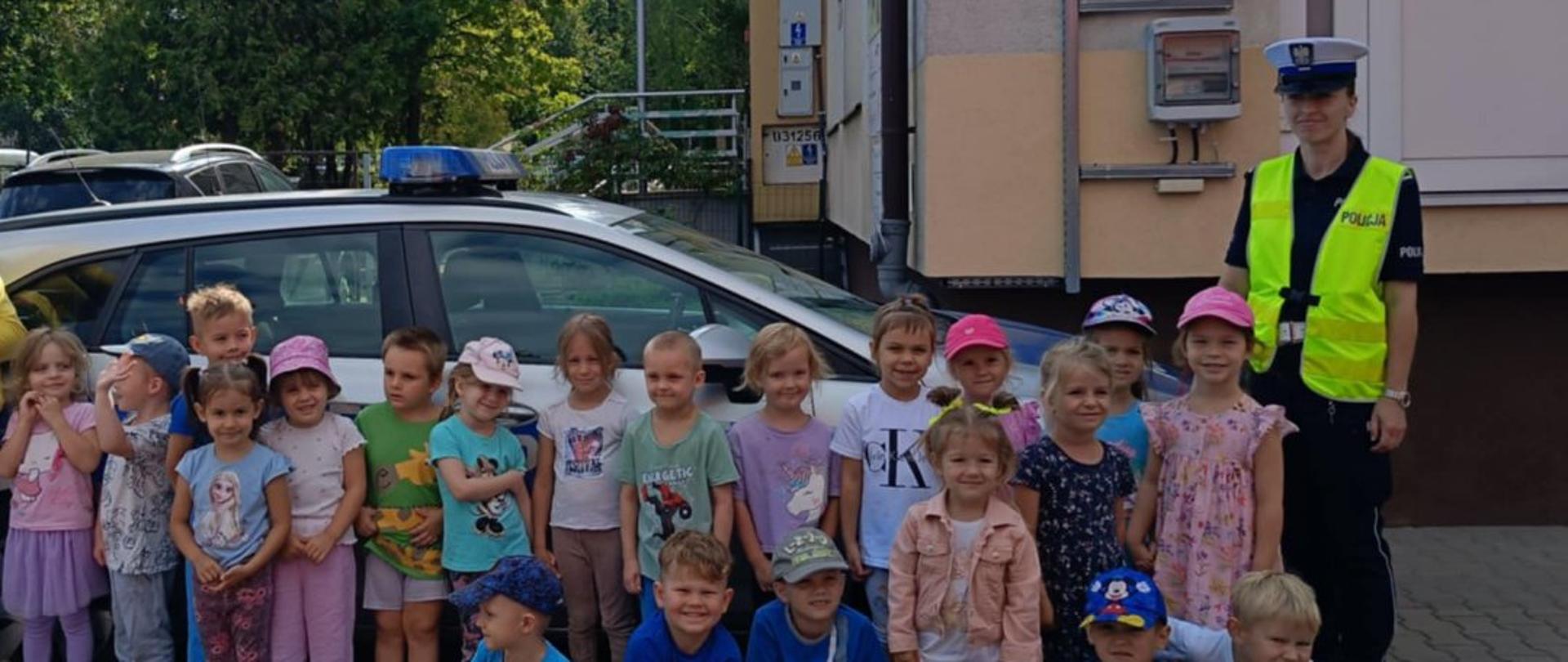 Dzieci pozują do zdjęcia z Policjantką