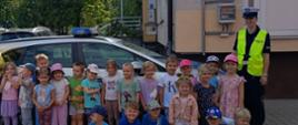 Dzieci pozują do zdjęcia z Policjantką