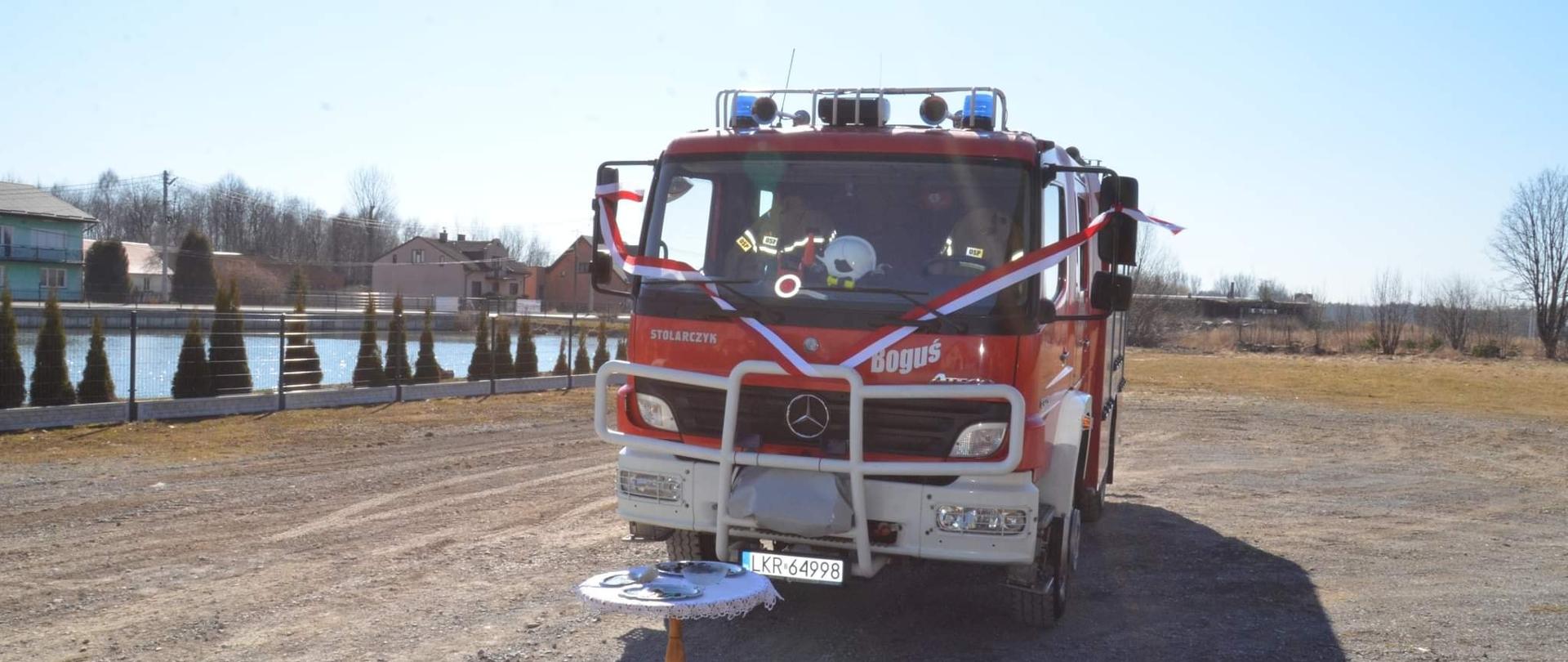 Średni samochód ratowniczo-gaśniczy na podwoziu samochodu Mercedes-Benz Atego 4x4.