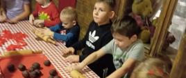 W trakcie zajęć z robienia pierniczków