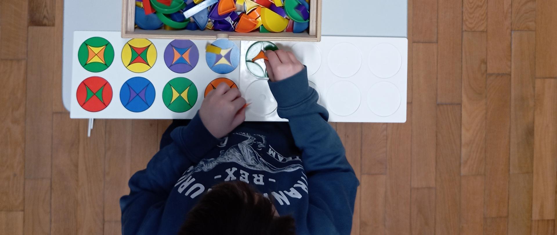 Dzieci w trakcie zajęć terapeutycznych z pedagogiem specjalnym 