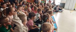 Dzieci oglądają spektakl