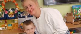 Rodzice z dziećmi prezentują warsztatów