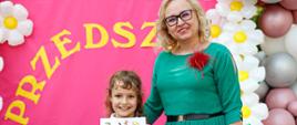 Dyrektor Ewelina Dorota Durzyńska pozuje do zdjęcia z absolwentami przedszkola