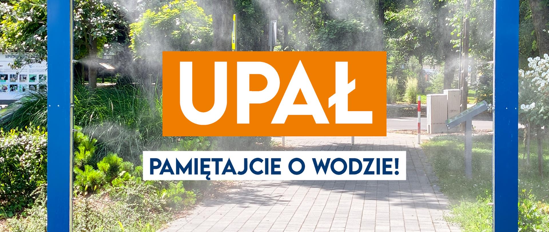 Grafika przedstawia kurtynę wodną ustawioną na alejce wśród drzew. Z dysz rozpylana jest mgiełka wodna. Na środku grafiki znajduje się napis: „UPAŁ”, a poniżej: „PAMIĘTAJCIE O WODZIE!”. W lewym górnym rogu widoczne jest logo Konstantynowa Łódzkiego, a na dole adres strony: konstantynow.pl.