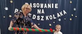 Pasowanie na przedszkolaka z udziałem dzieci i Pani Dyrektor.