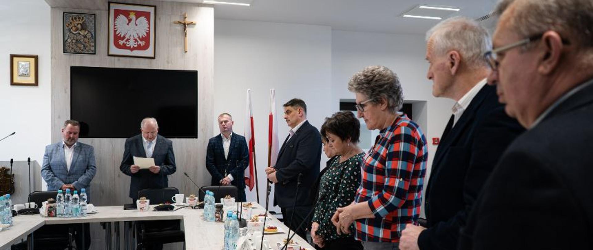 Spotkanie z okazji Dnia Sołtysa w Sali sesyjnej, stoją panie i mężczyźni. 