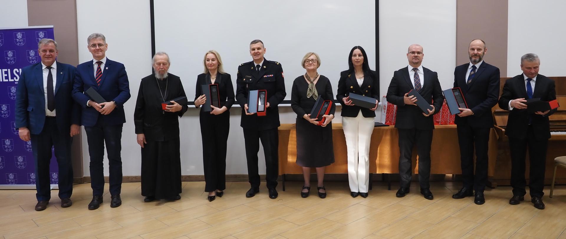 Spotkanie noworoczne w Powiecie Bielskim - starosta Sławomir Jerzy Snarski z wyróżnionymi przez siebie osobami