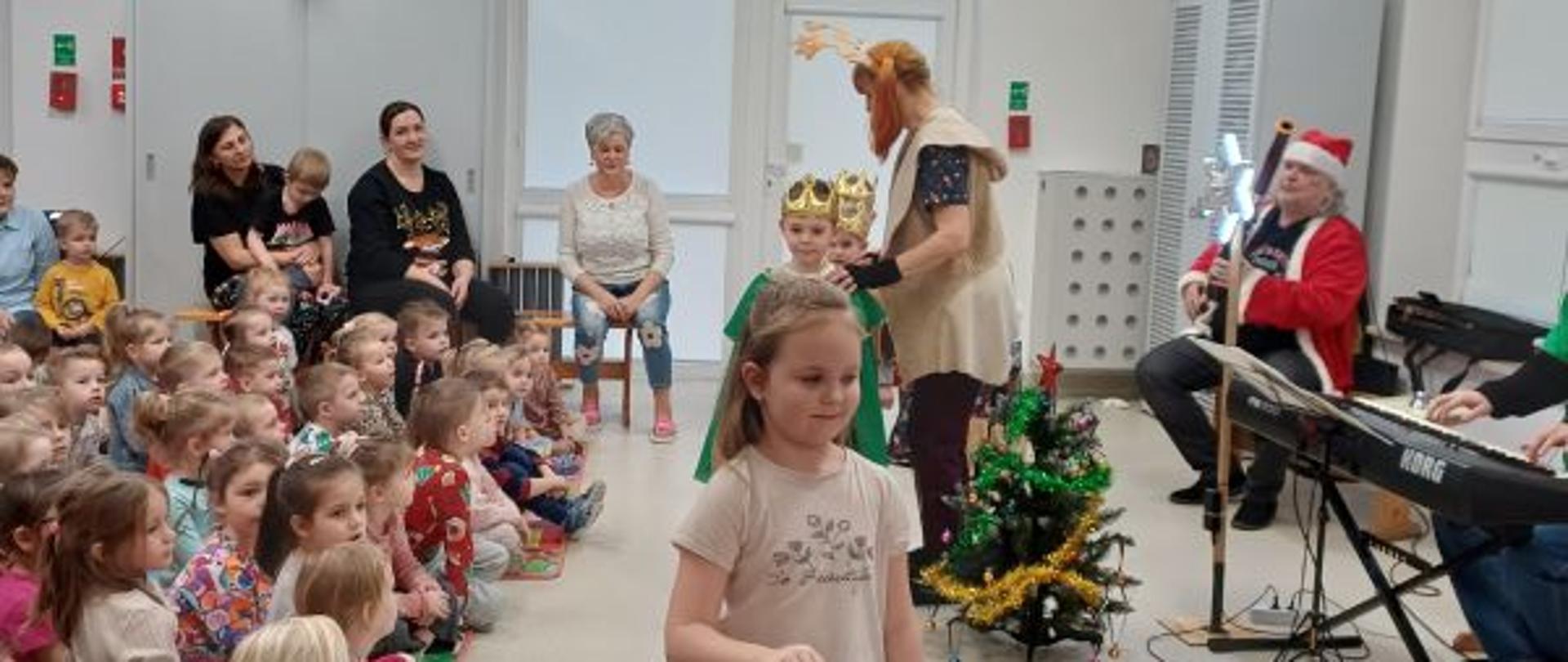 Dzieci oglądają spektakl i biorą w nich udział