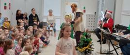 Dzieci oglądają spektakl i biorą w nich udział