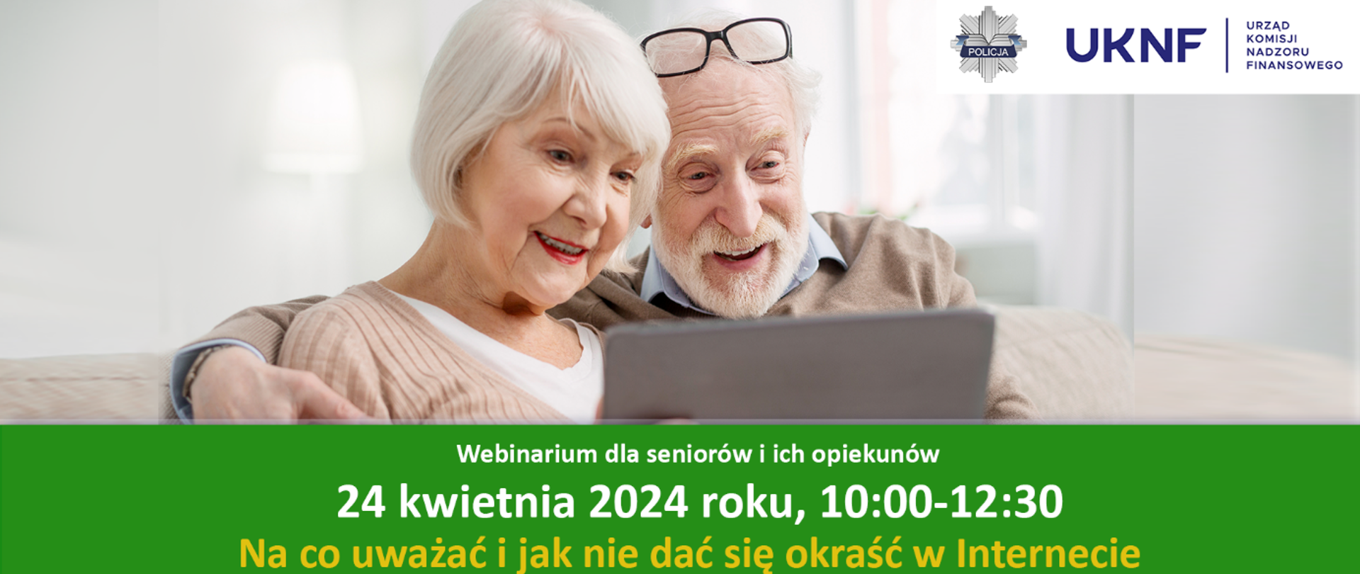 Uśmiechnięci seniorzy - mężczyzna i kobieta - siedzą na sofie i spoglądają w ekran tabletu